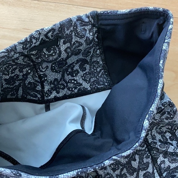 LULULEMON Outrun Crop Black Lace Mesh Print Size 6 - Picture 5 of 10